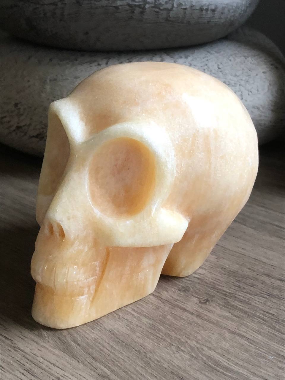 Crâne de cristal stellaire en calcite jaune