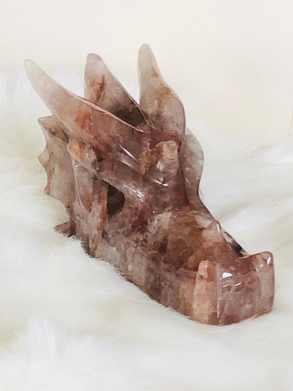 Crâne de cristal de dragon en quartz hématoide