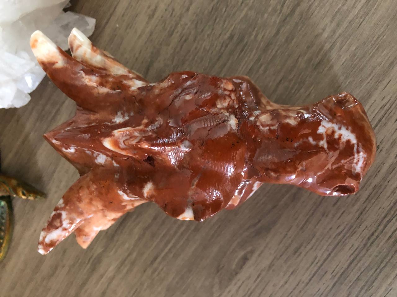 Crâne de dragon en calcite ambrée