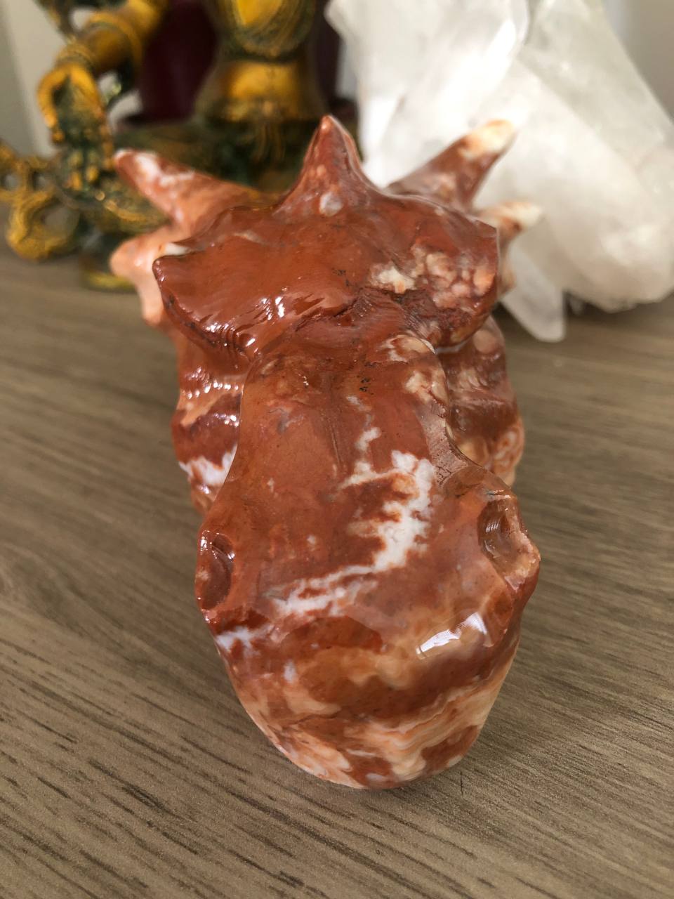 Crâne de dragon en calcite ambrée