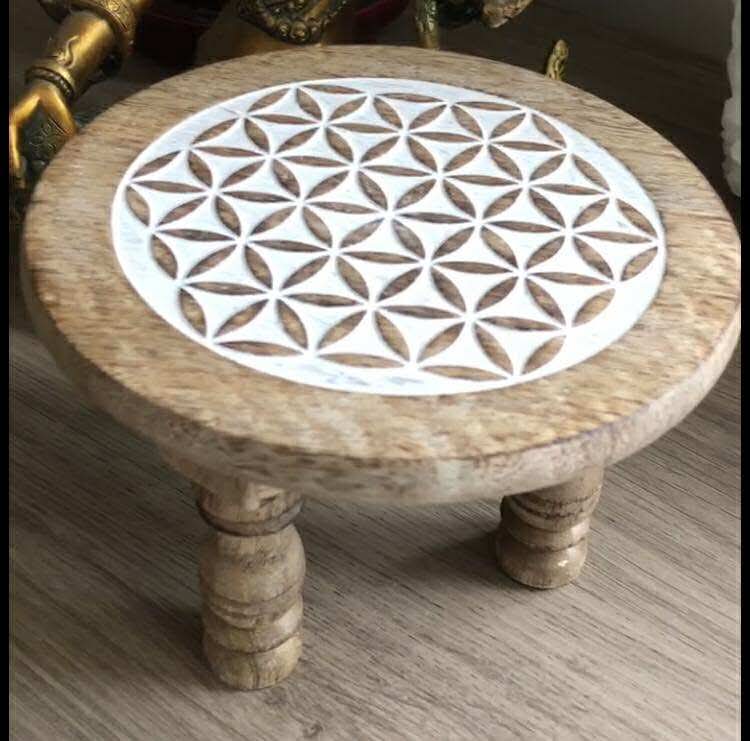 Crâne d’inspiration Hongshan et tabouret