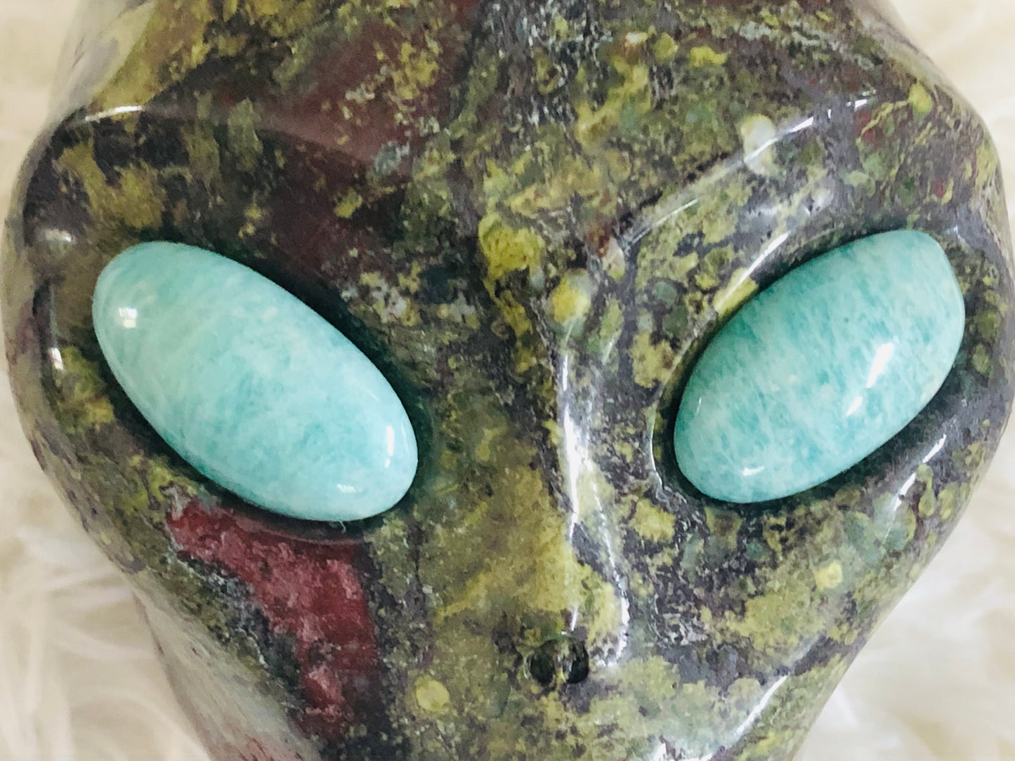 Crâne stellaire en jaspe sang de dragon et amazonite