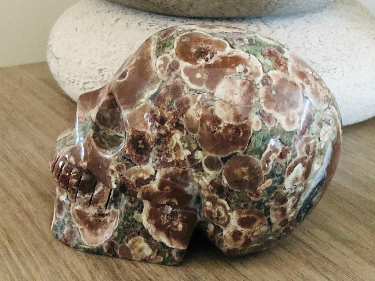 Crâne de cristal en agate fleur de cerisier verte