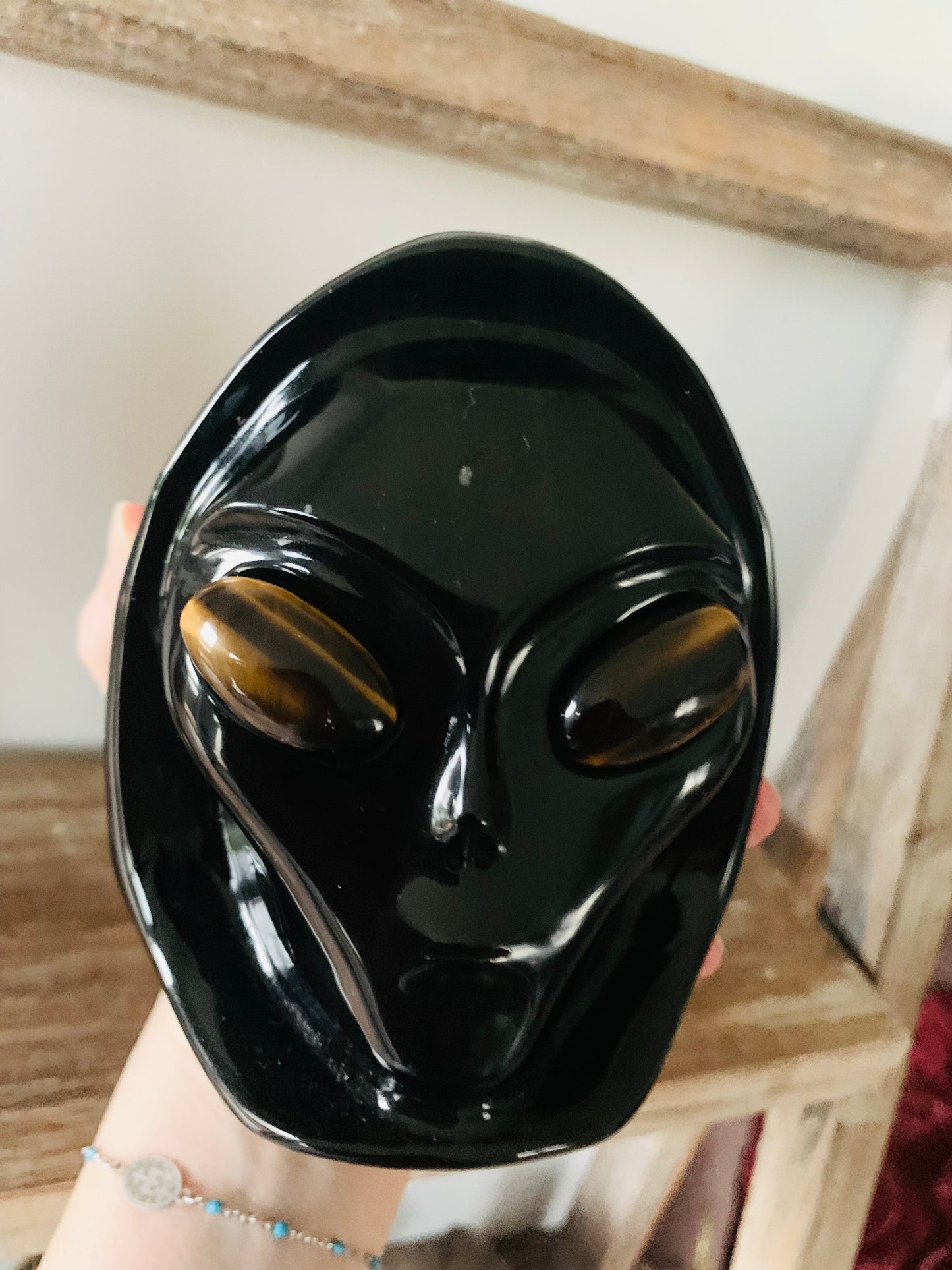 Crâne de cristal stellaire en obsidienne noire et oeil de tigre