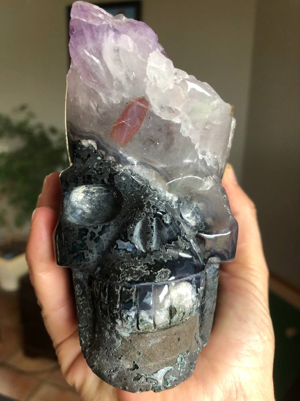 Crâne de cristal en géode d’améthyste