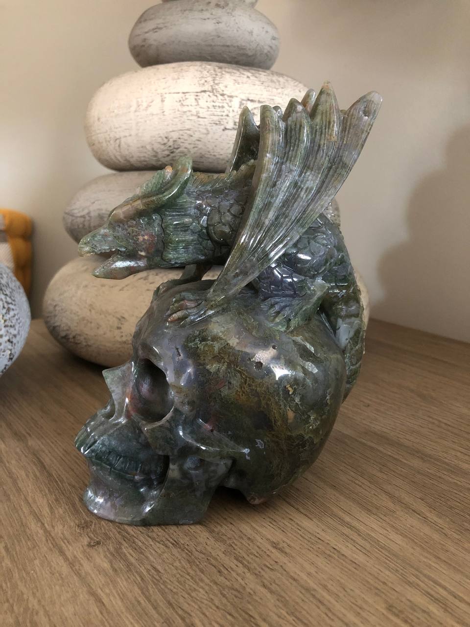 Crâne de cristal et son dragon en jaspe océan
