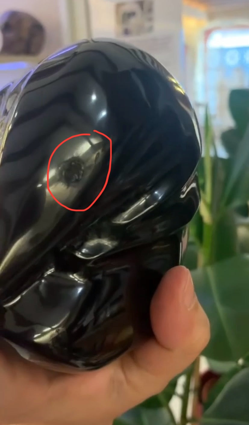 Crâne de cristal stellaire en obsidienne noire et oeil de tigre