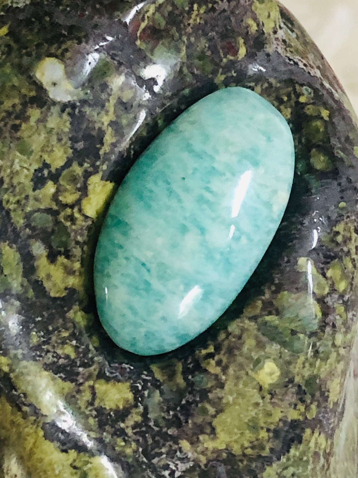 Crâne stellaire en jaspe sang de dragon et amazonite