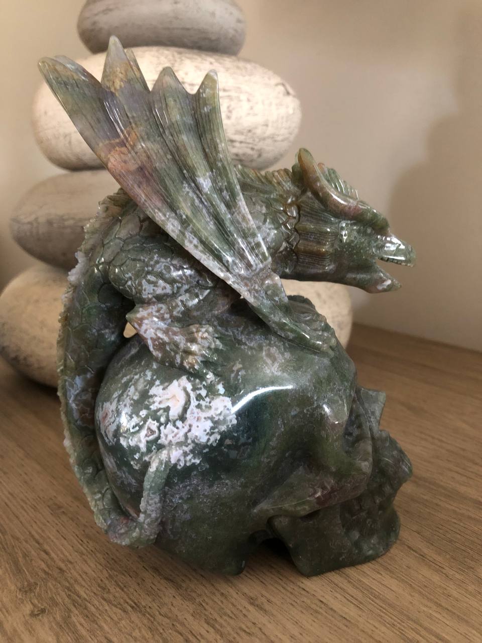 Crâne de cristal et son dragon en jaspe océan