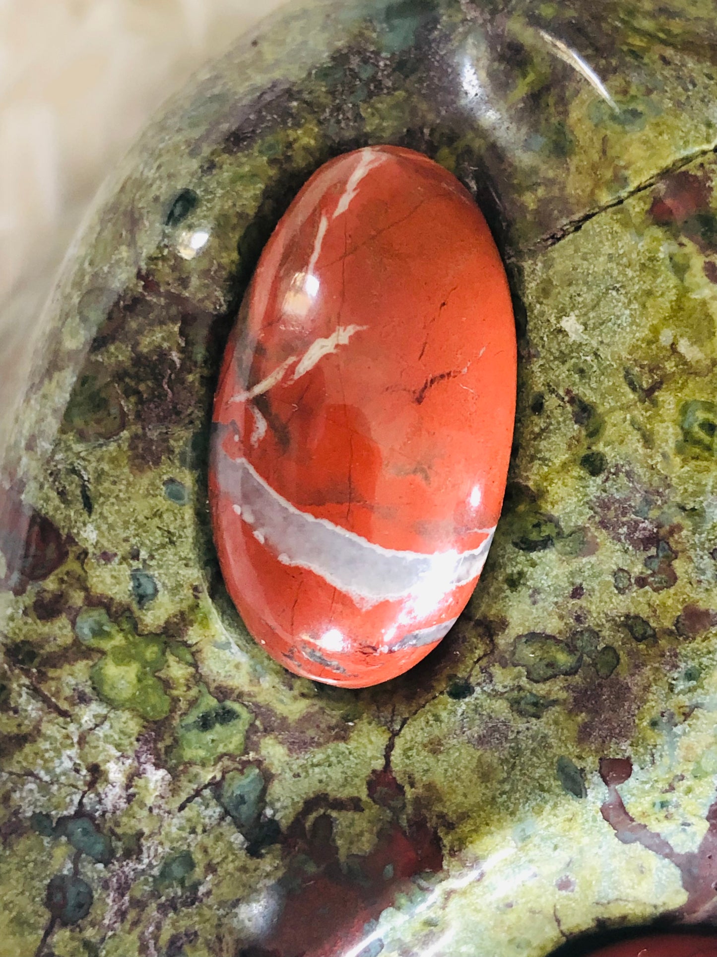 Crâne stellaire en jaspe sang de dragon et jaspe rouge
