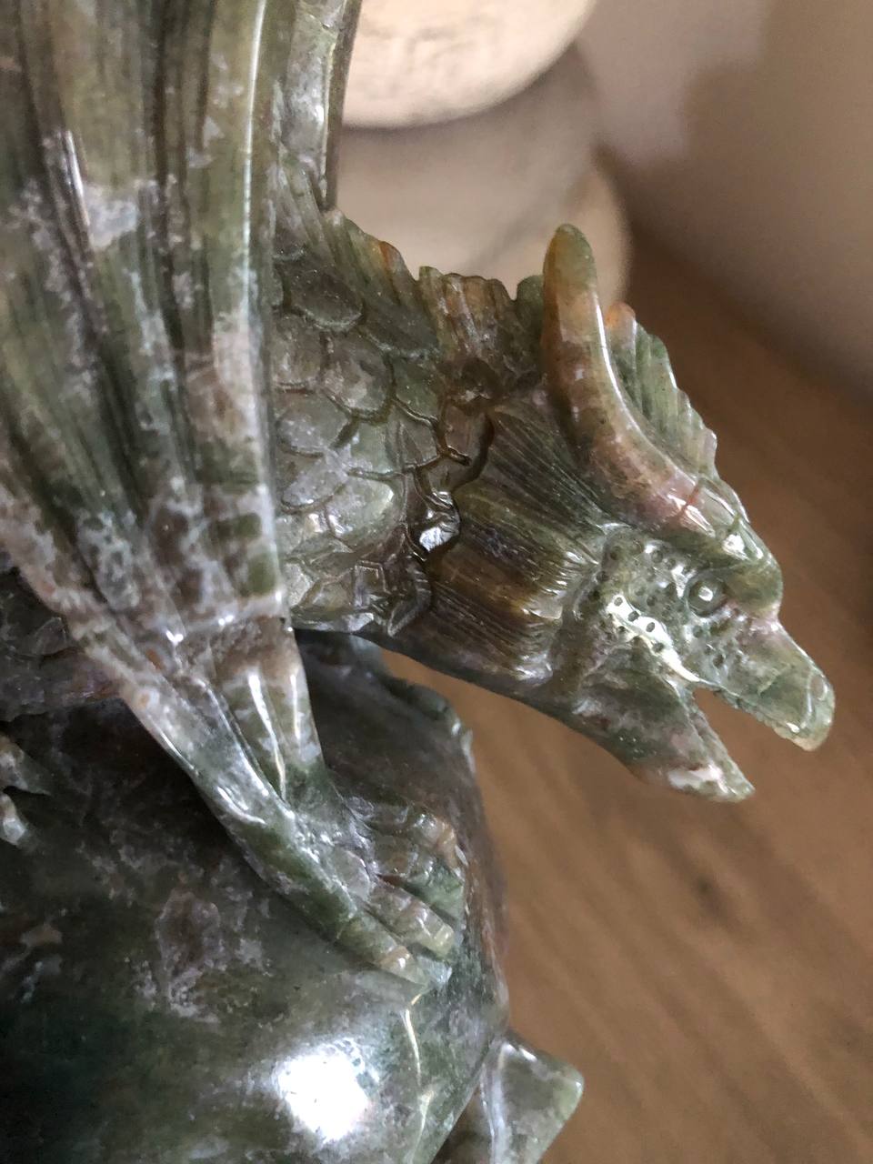 Crâne de cristal et son dragon en jaspe océan