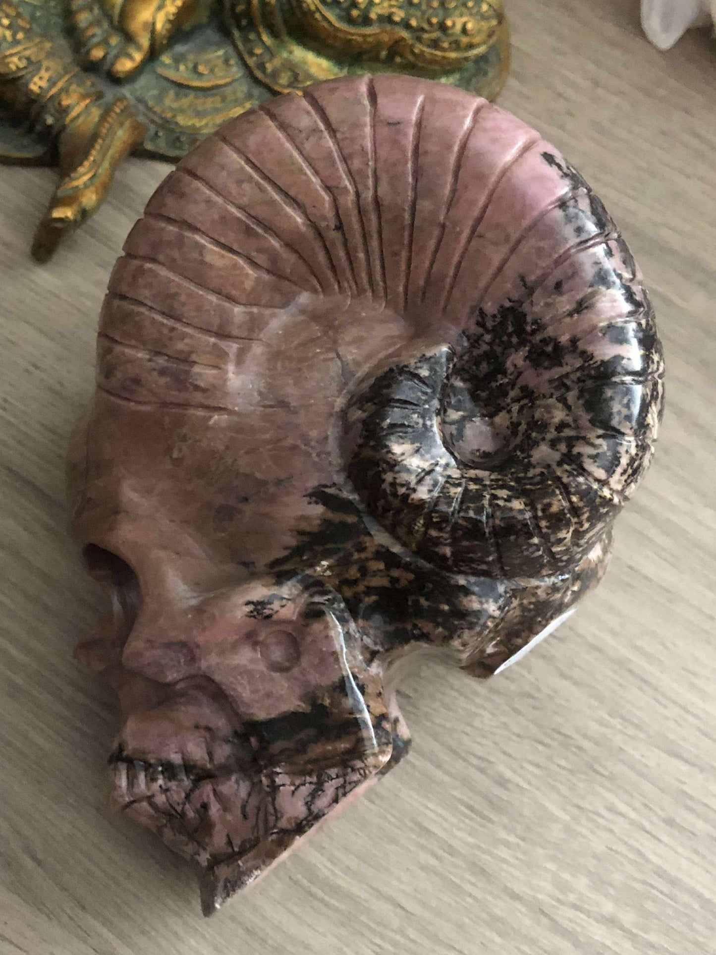 Crâne de cristal en rhodonite