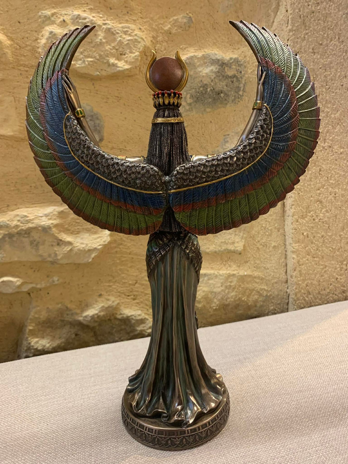 Statue d’Isis aspect bronze