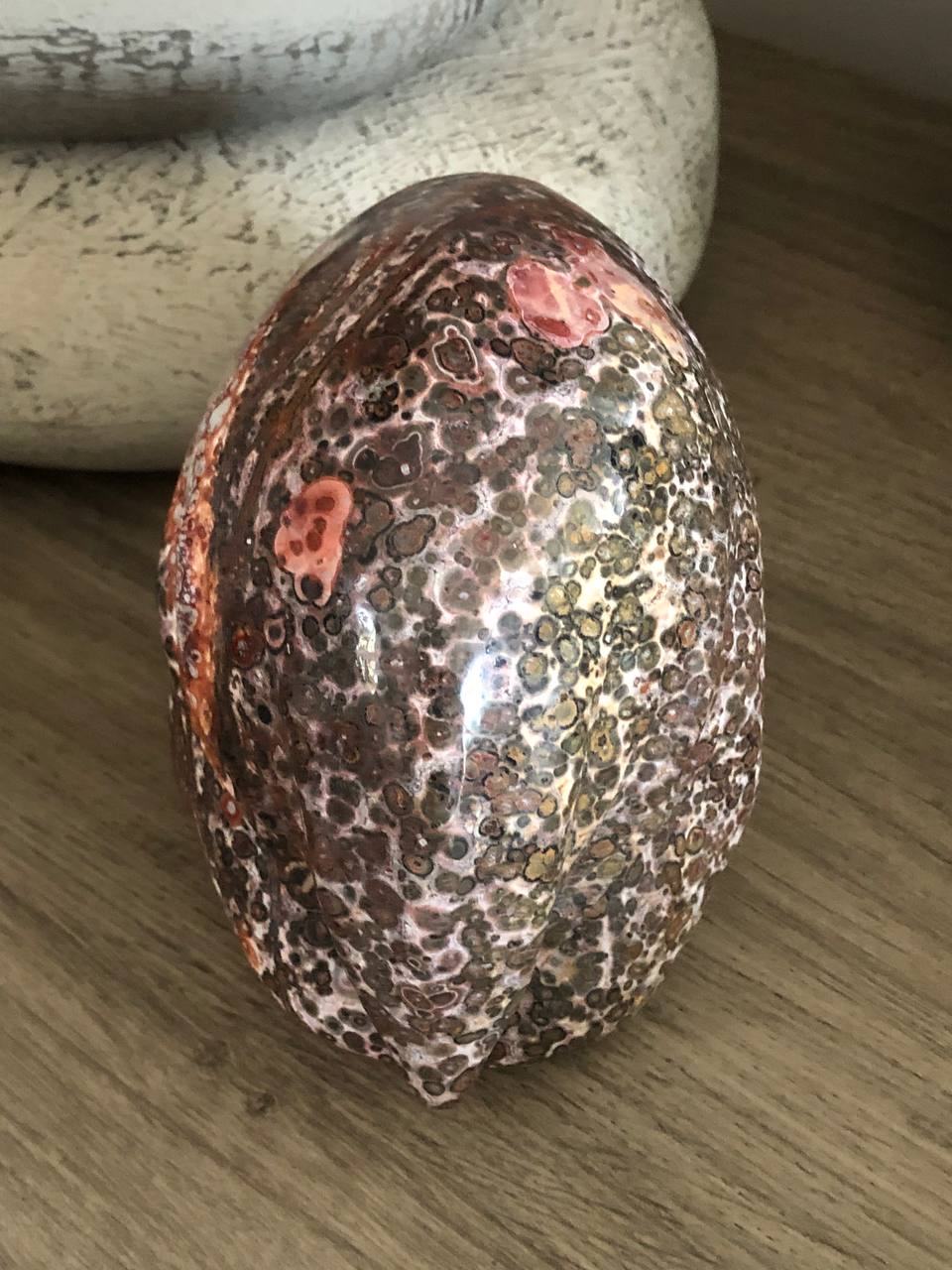 Crâne de cristal stellaire en jaspe léopard et oeil de tigre