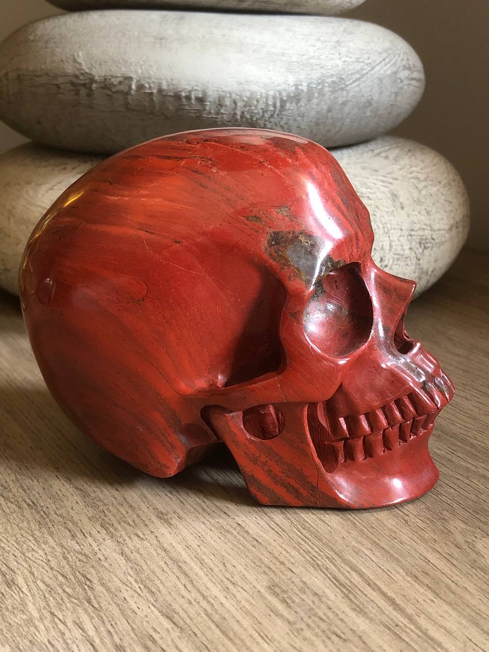 Crâne en jaspe rouge