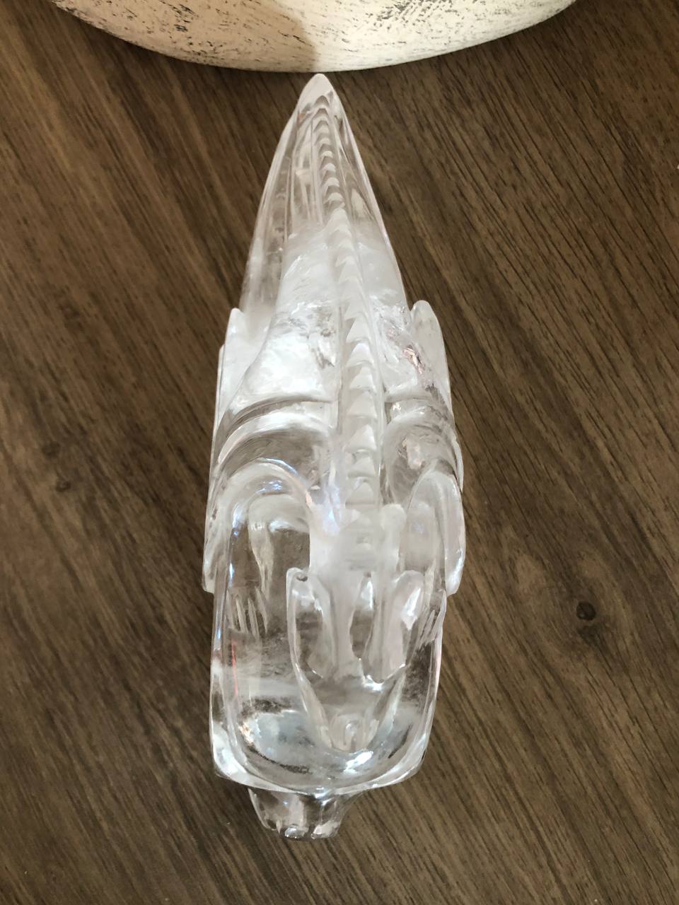 Crâne de cristal de roche d’Himalaya voyageur avec dragon