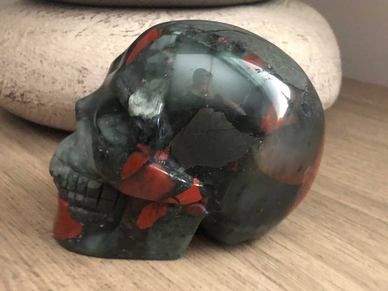 Crâne de cristal en jaspe héliotrope