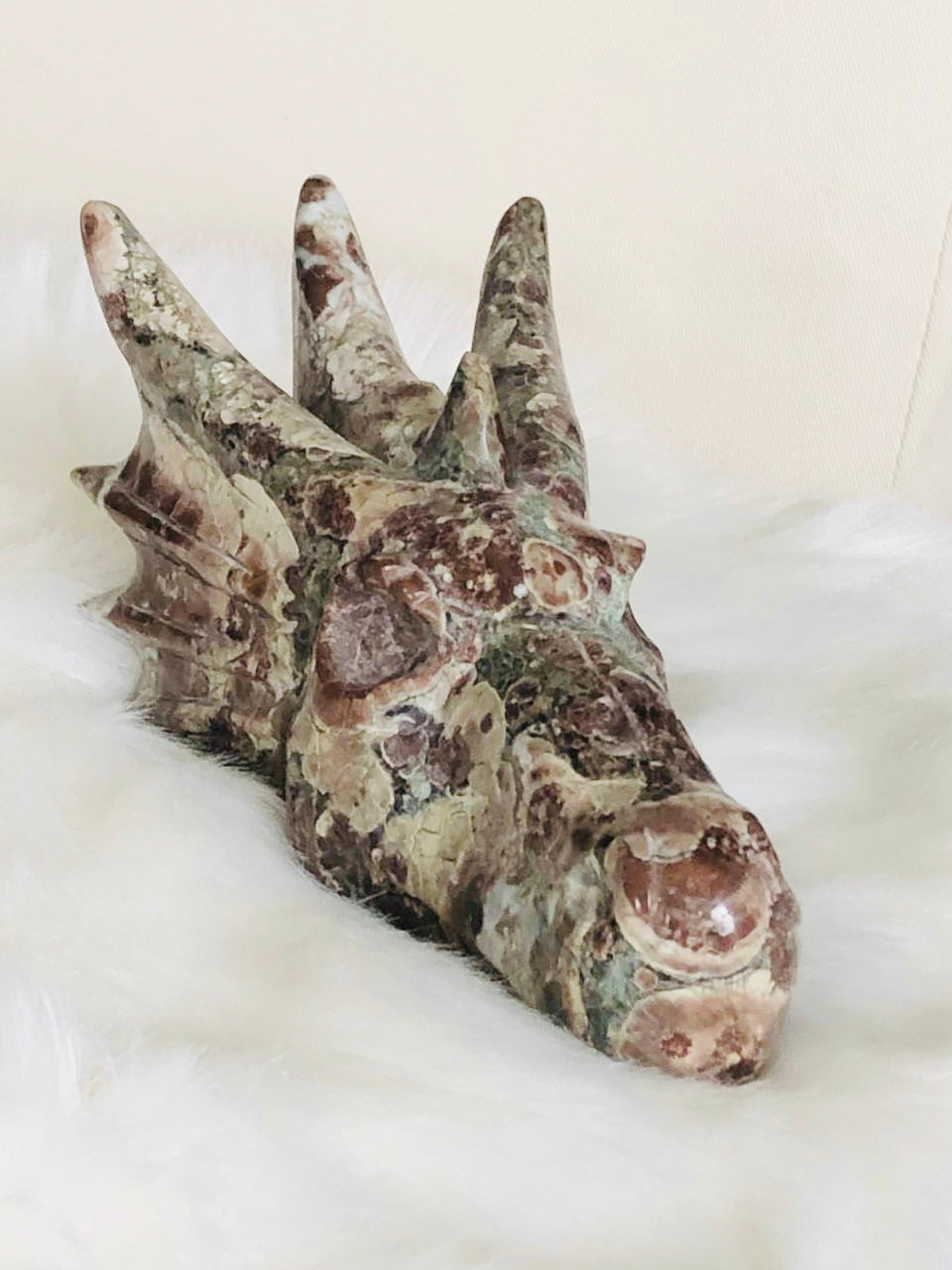 Crâne de cristal dragon en agate fleur de cerisier verte