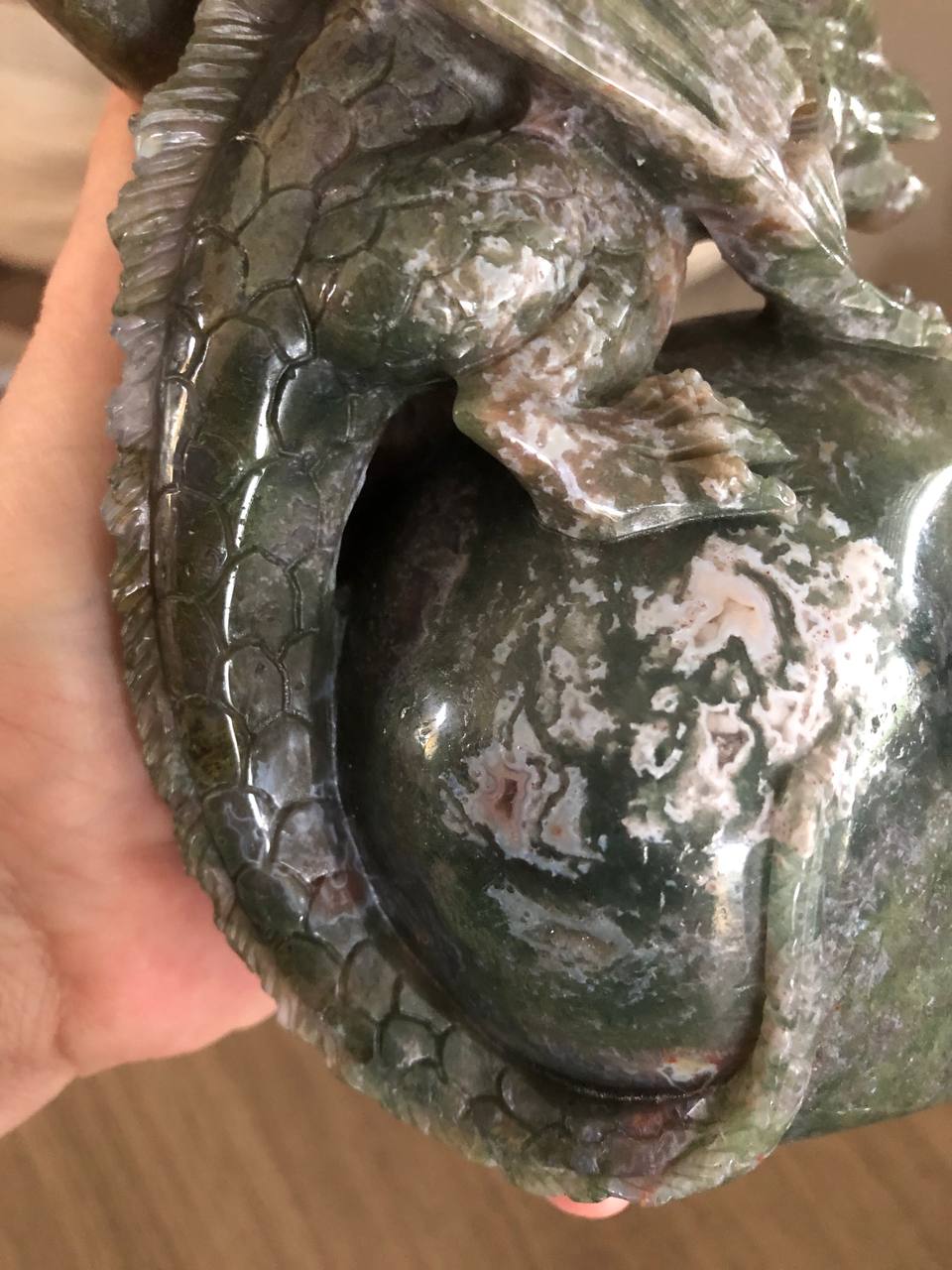 Crâne de cristal et son dragon en jaspe océan