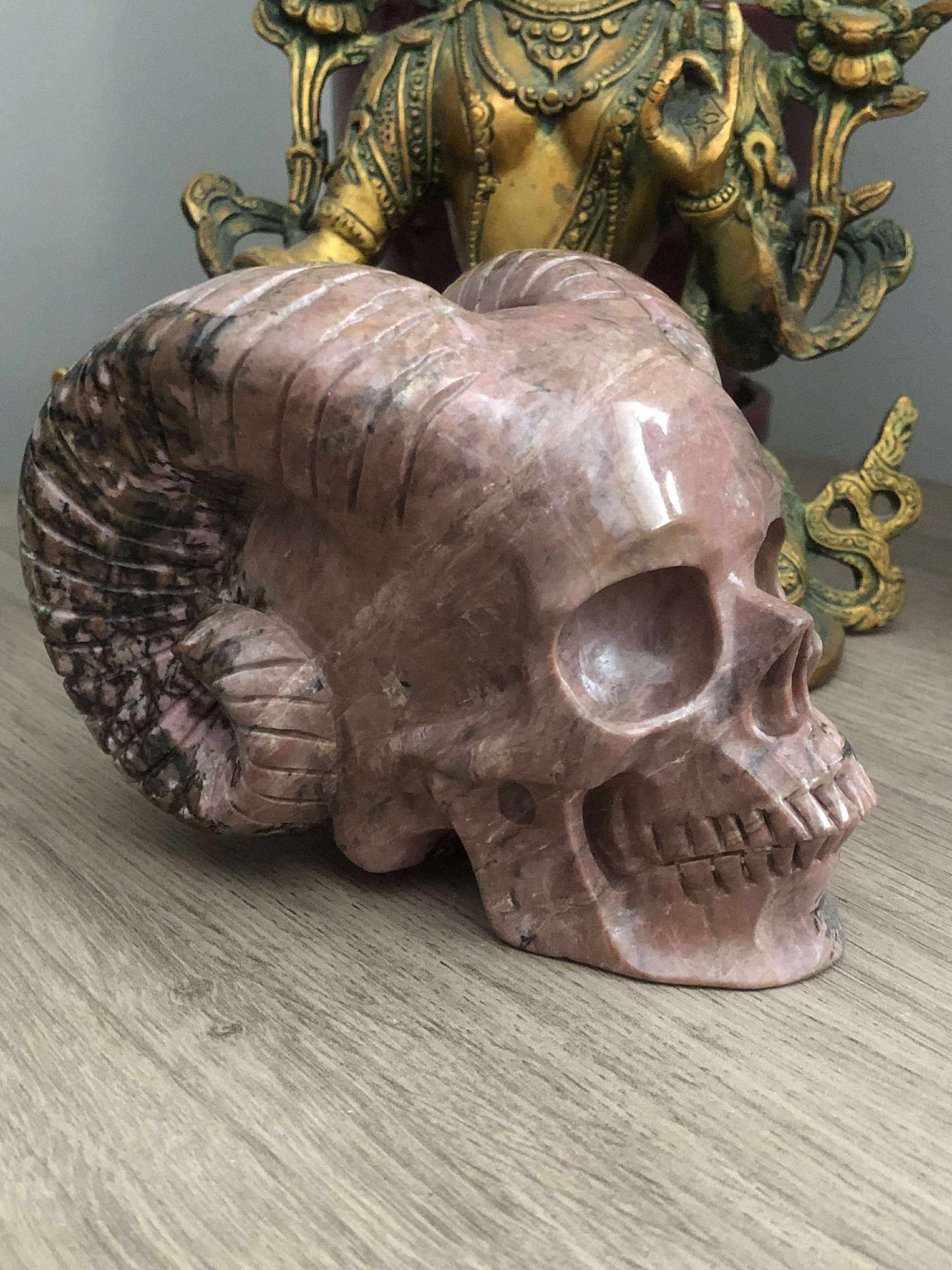 Crâne de cristal en rhodonite