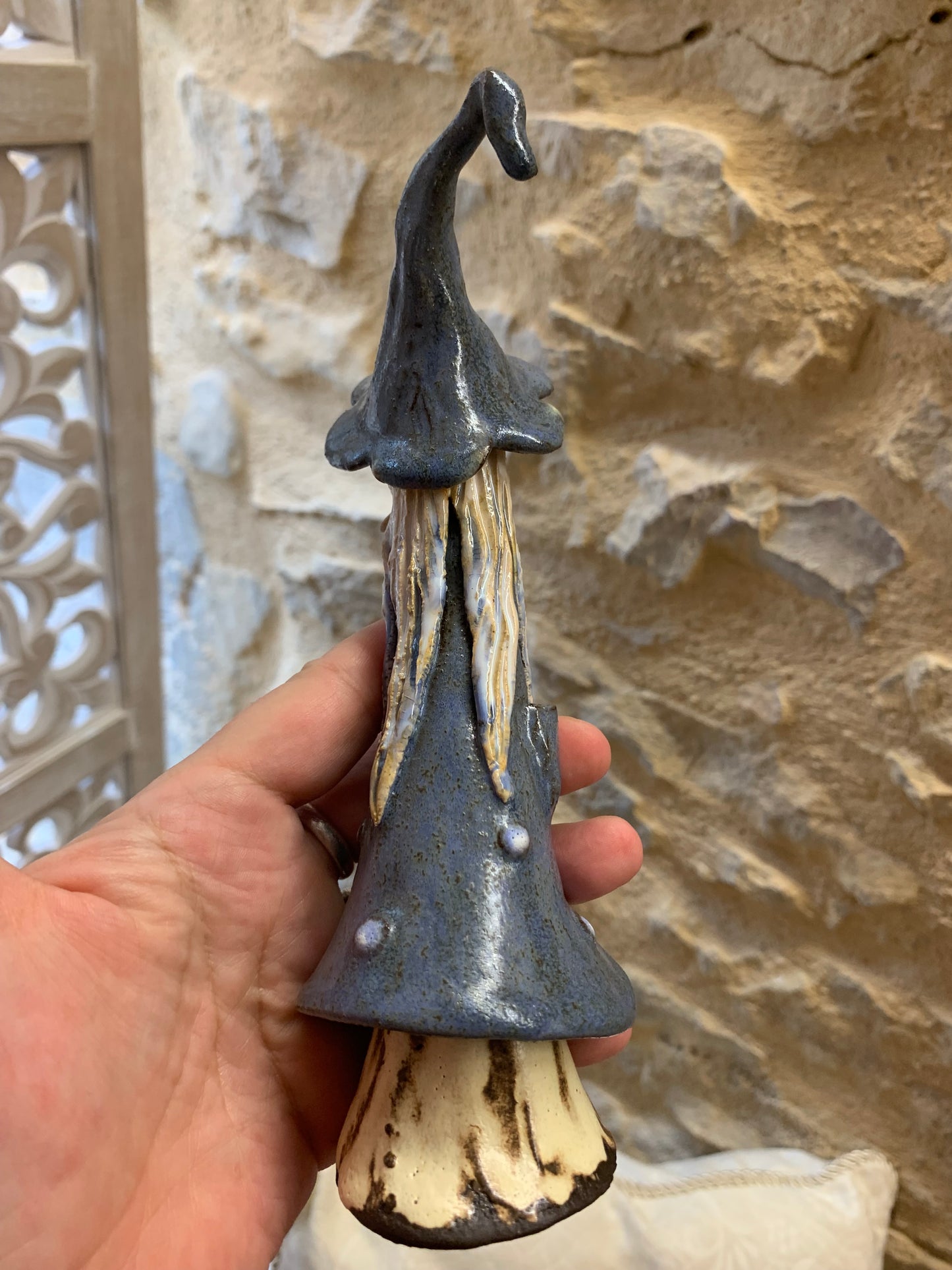 Duo crâne en calcédoine bleue et sorcière en terre cuite