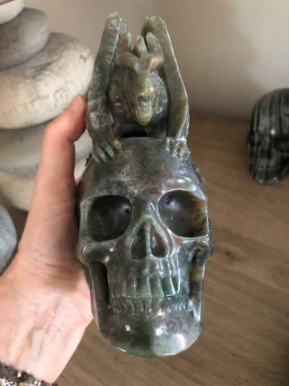 Crâne de cristal et son dragon en jaspe océan