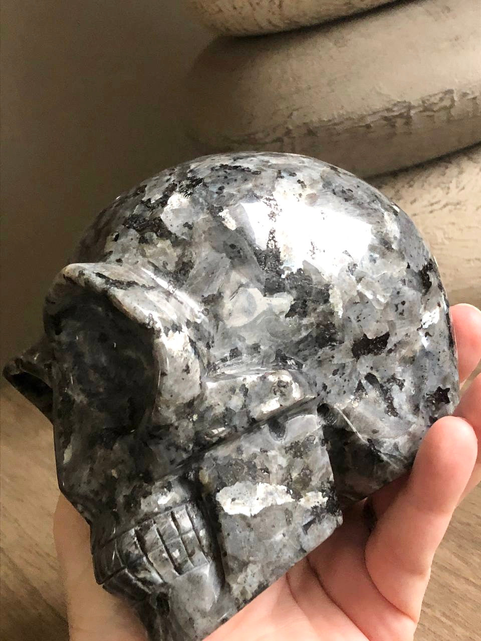 Crâne de cristal stellaire en larvikite