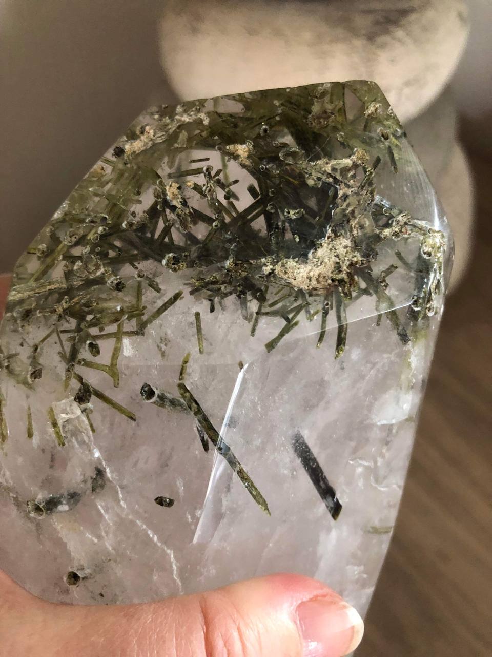 Crâne de cristal et tourmaline verte