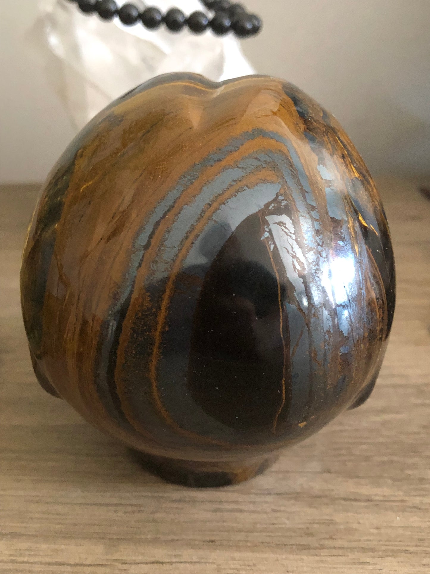 Crâne stellaire œil de fer et howlite