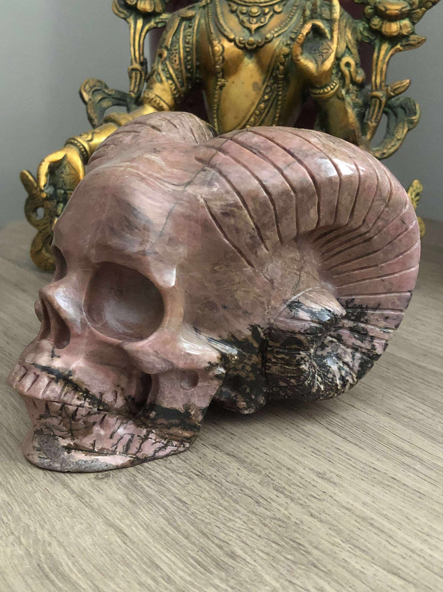 Crâne de cristal en rhodonite