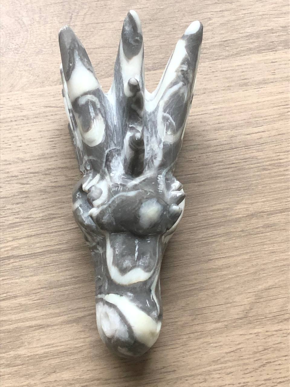 Crâne de cristal dragon en jaspe coquille