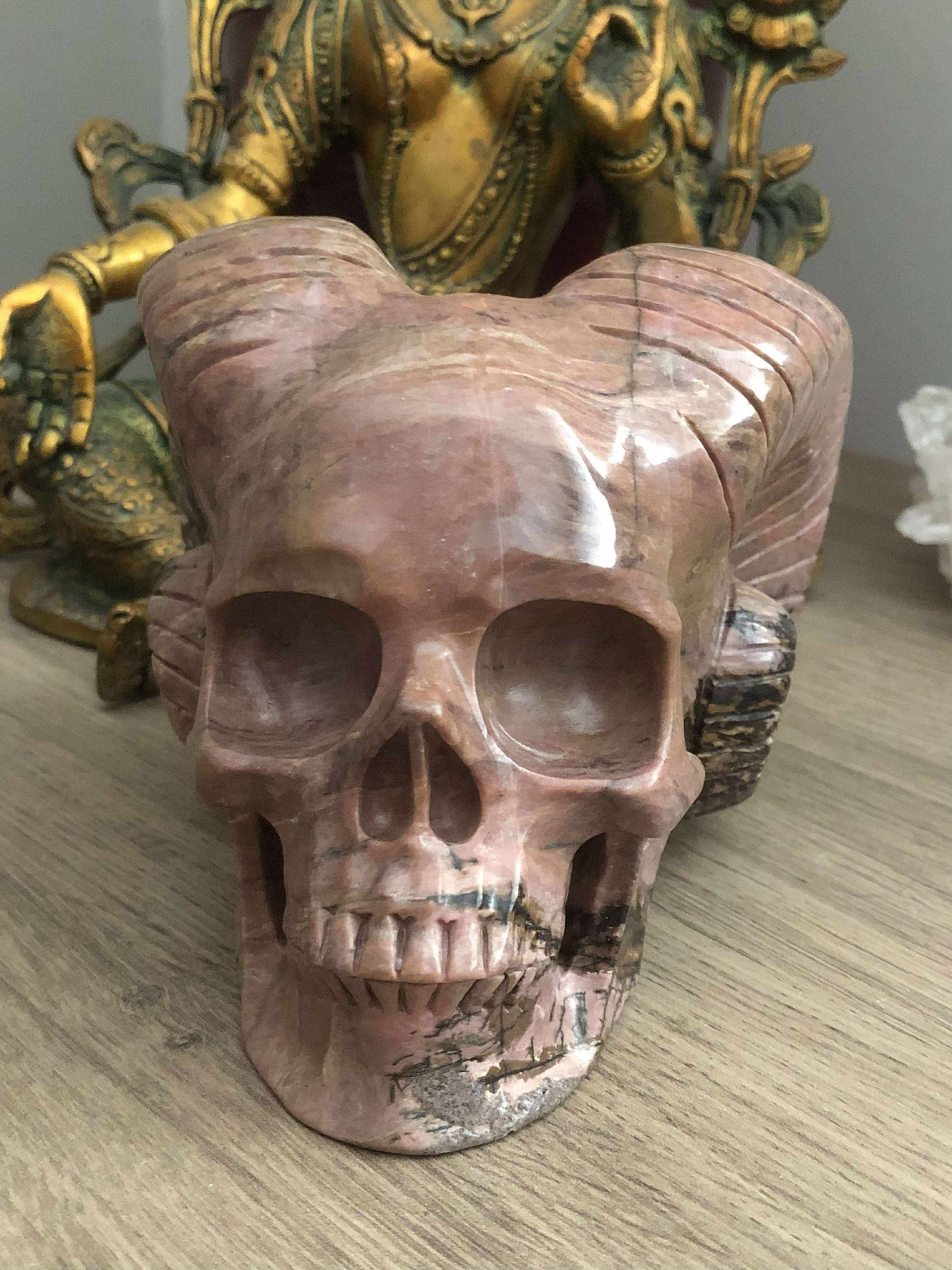 Crâne de cristal en rhodonite