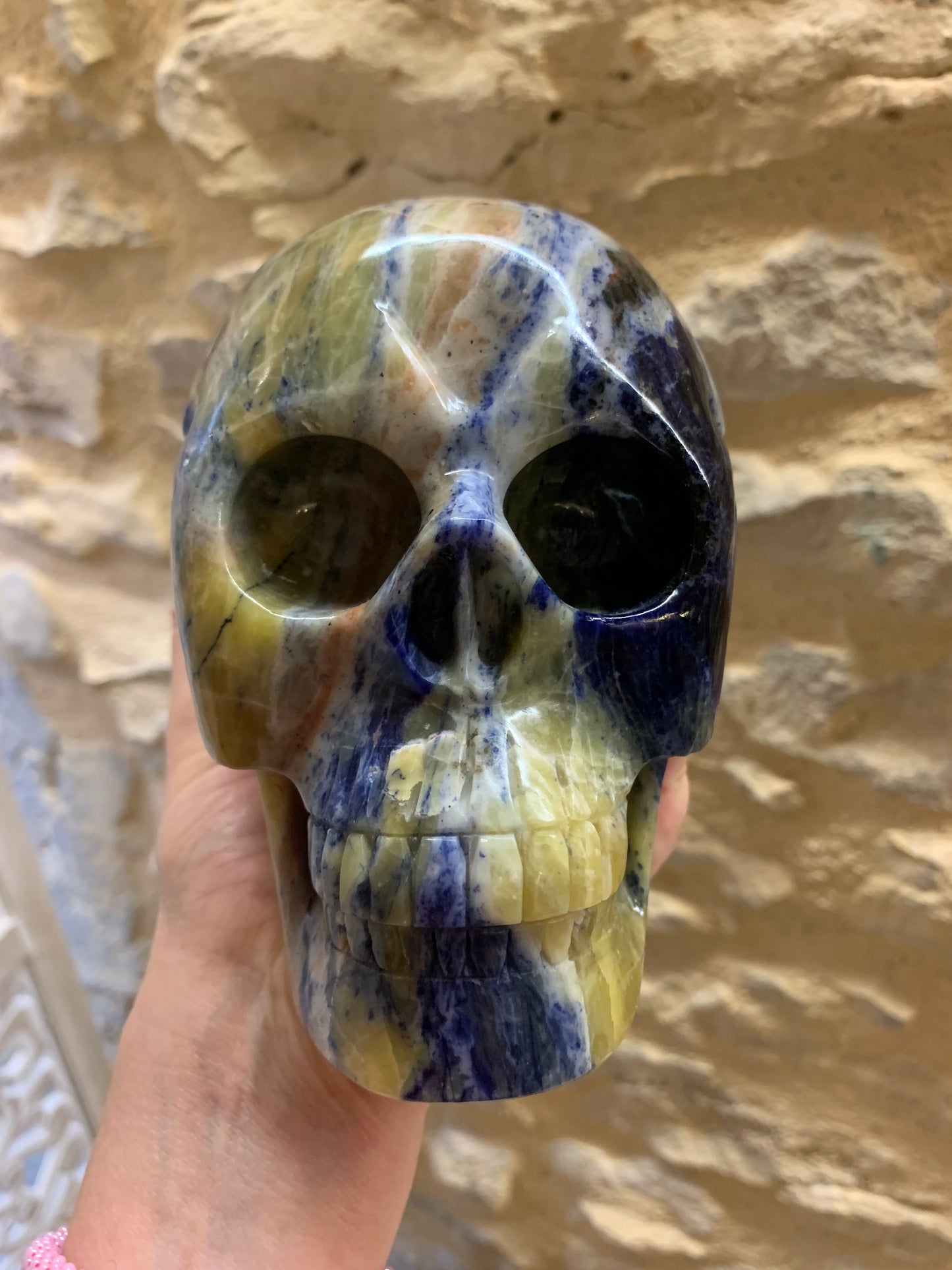 Crâne de cristal en sodalite jaune