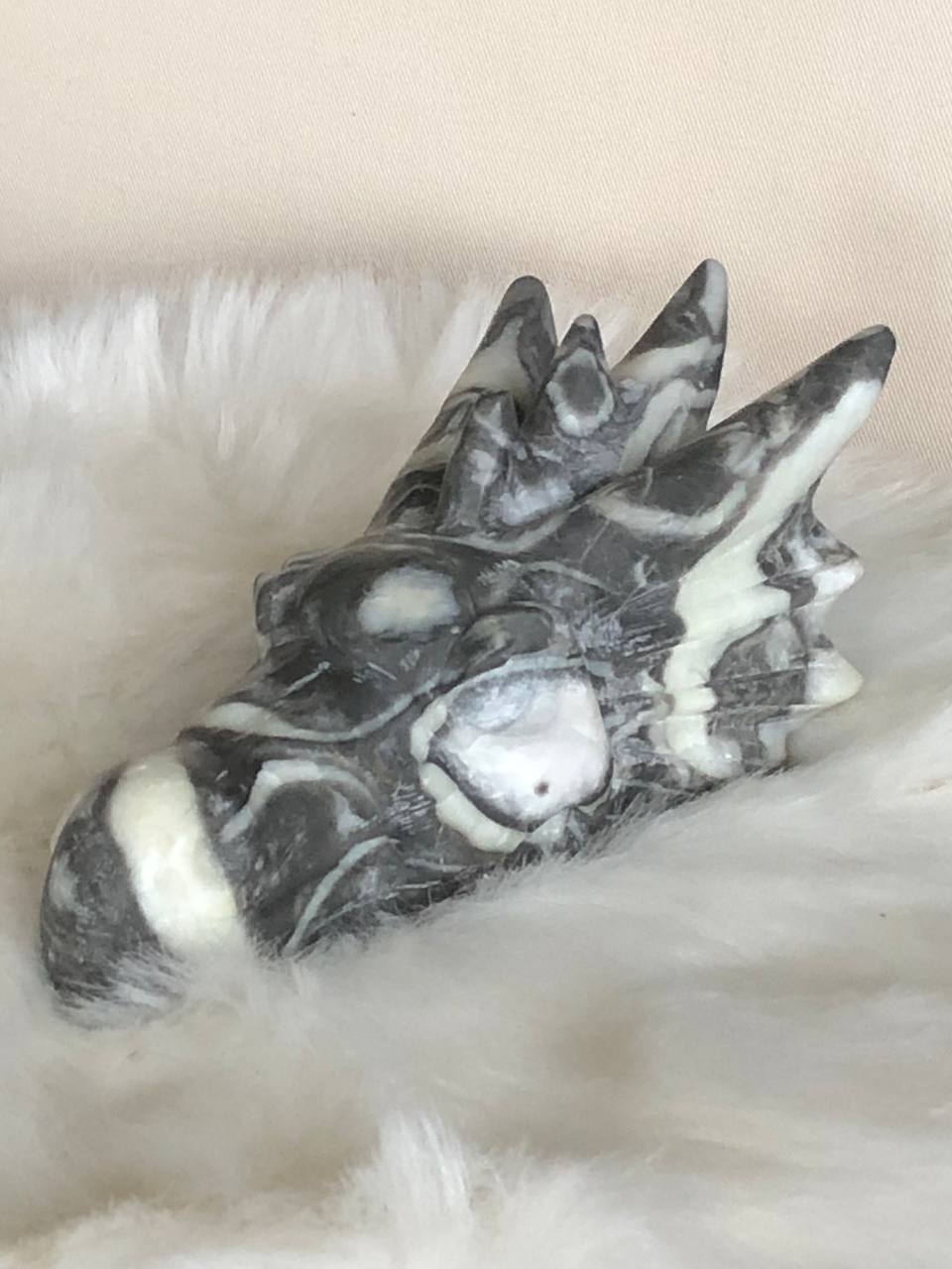 Crâne de cristal dragon en jaspe coquille