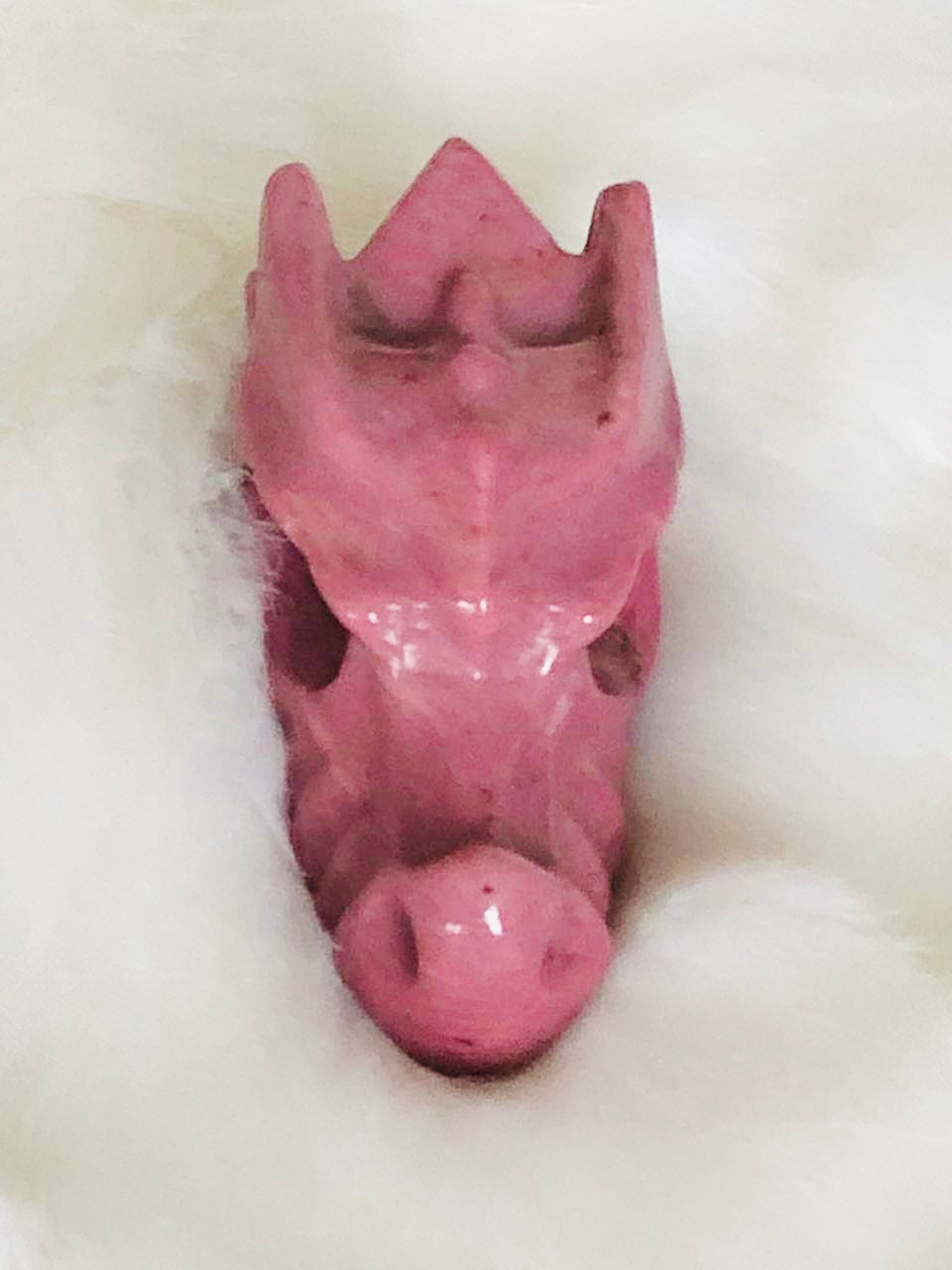 Crâne de cristal de dragon en rhodonite