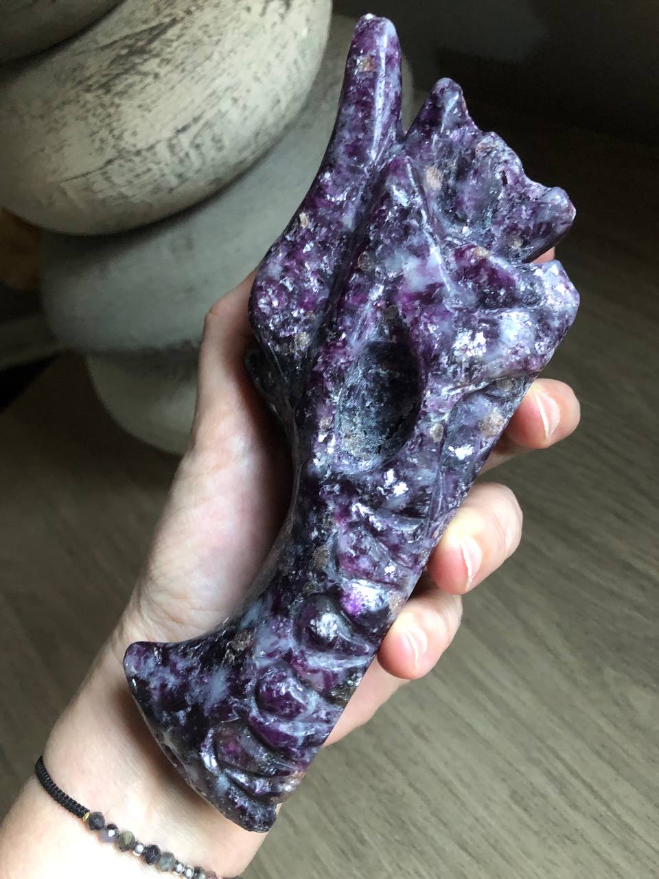 Crâne de cristal dragon en leipidolite