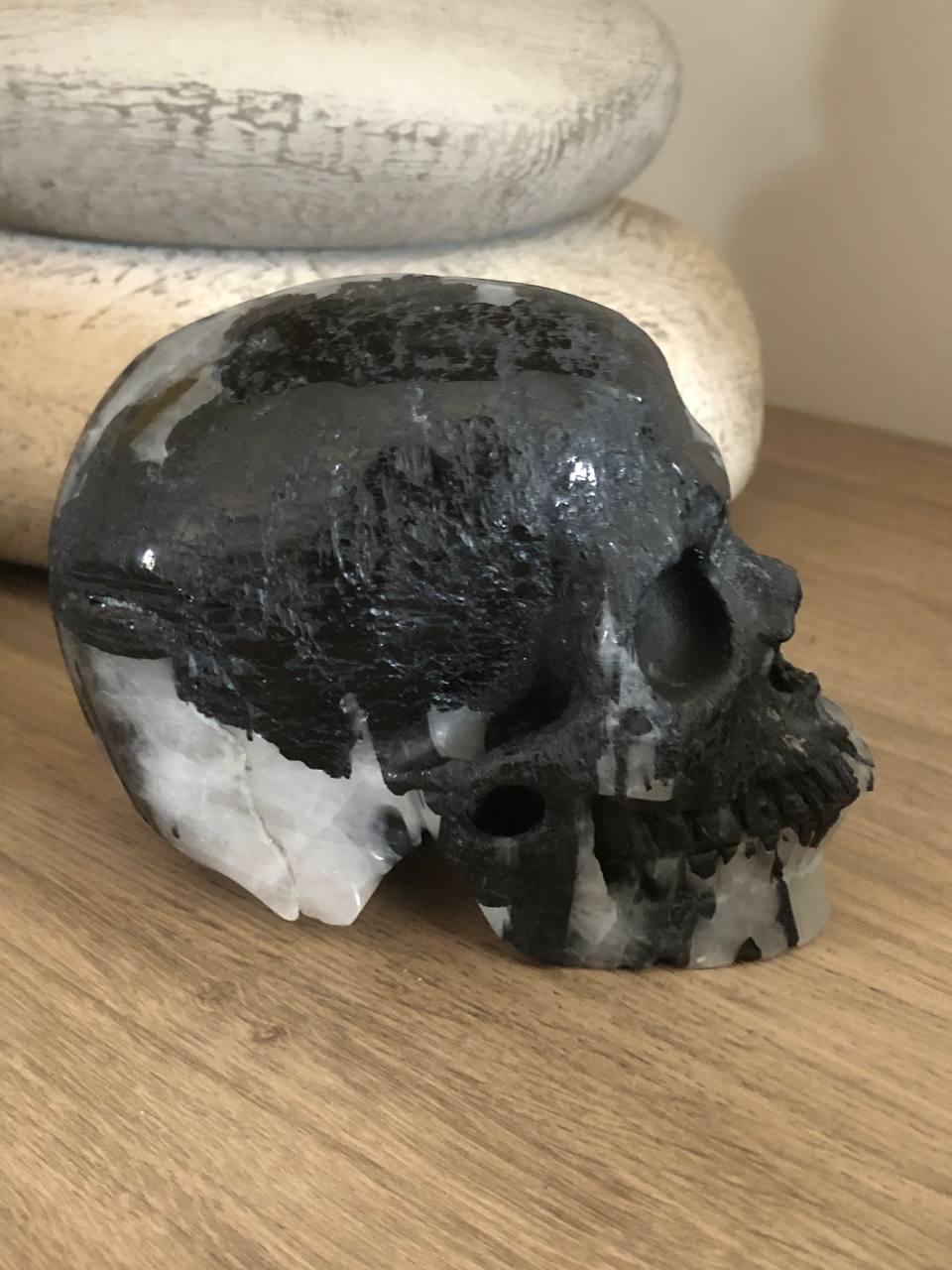 Crâne en tourmaline noire et cristal de roche