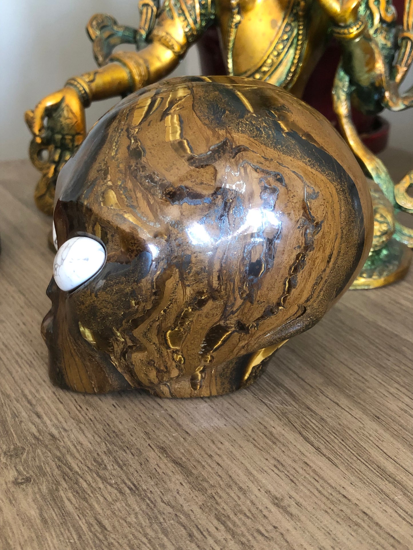 Crâne stellaire œil de fer et howlite