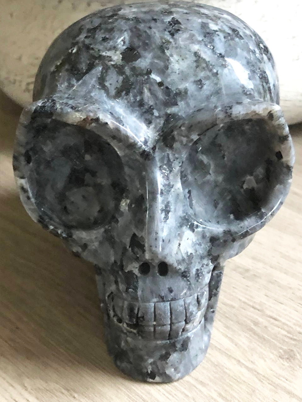 Crâne de cristal stellaire en larvikite