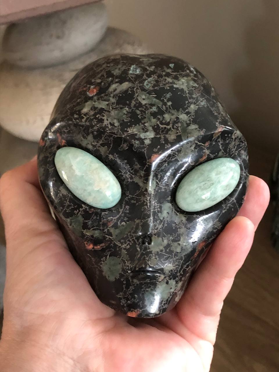 Crâne de cristal en jaspe héliotrope et aigue marine