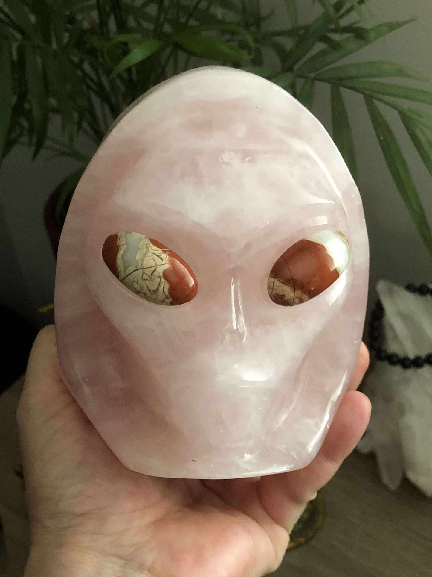 Crâne stellaire quartz rose et yeux jaspe rouge