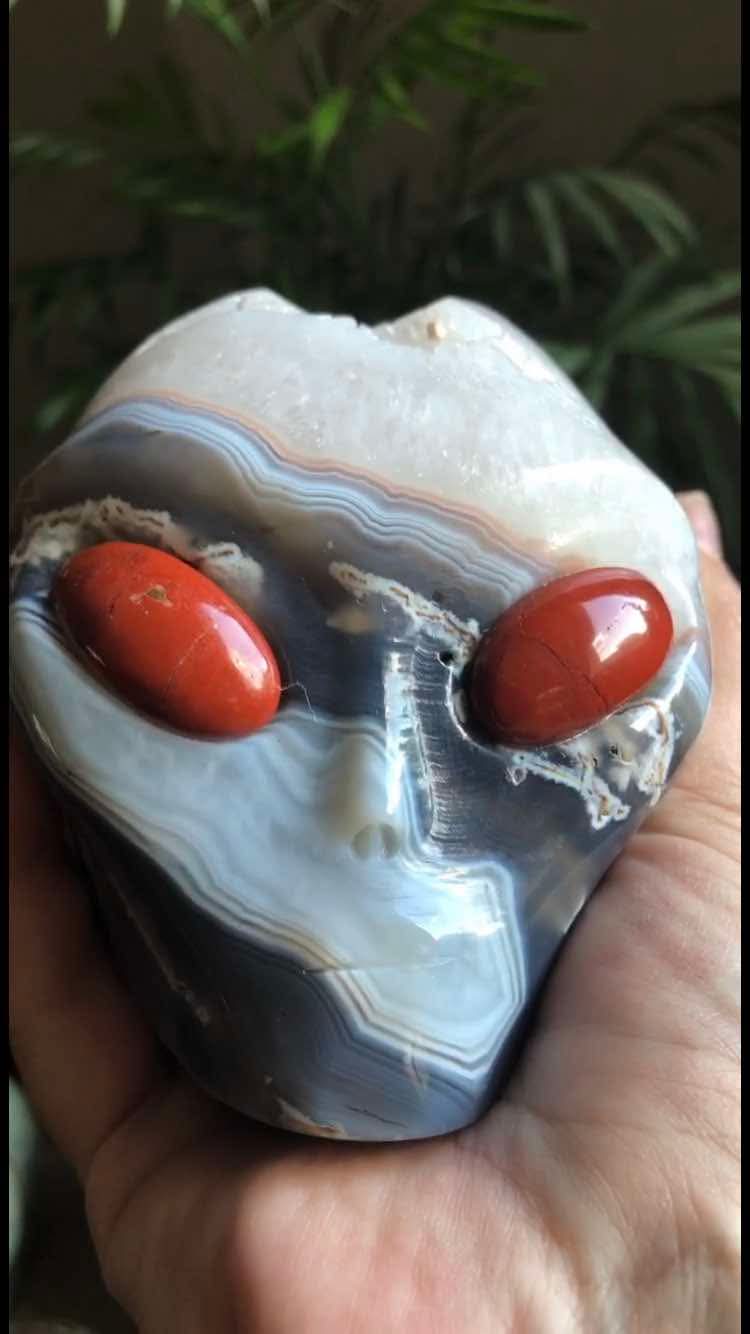Crâne stellaire en agate et yeux de jaspe rouge