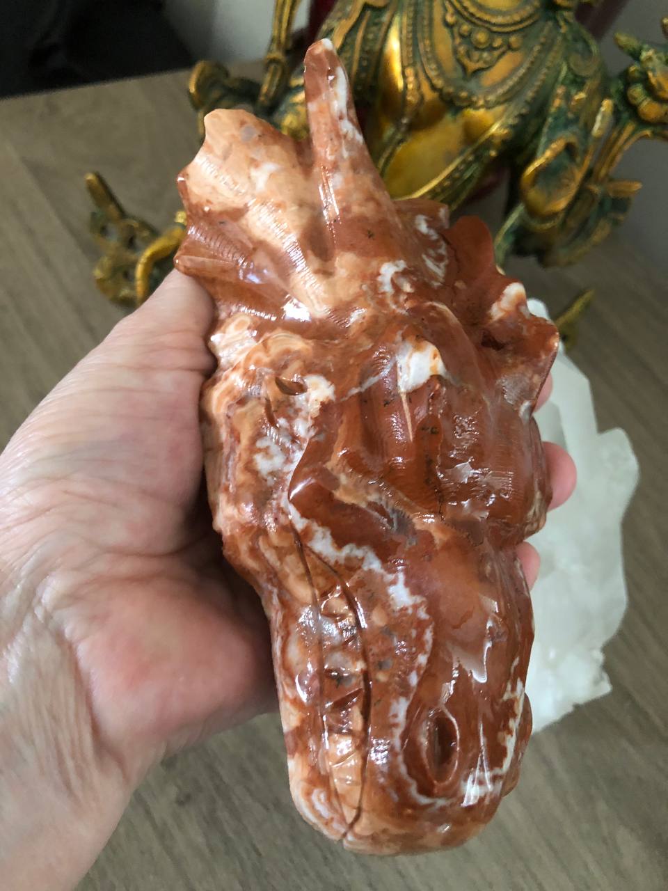 Crâne de dragon en calcite ambrée