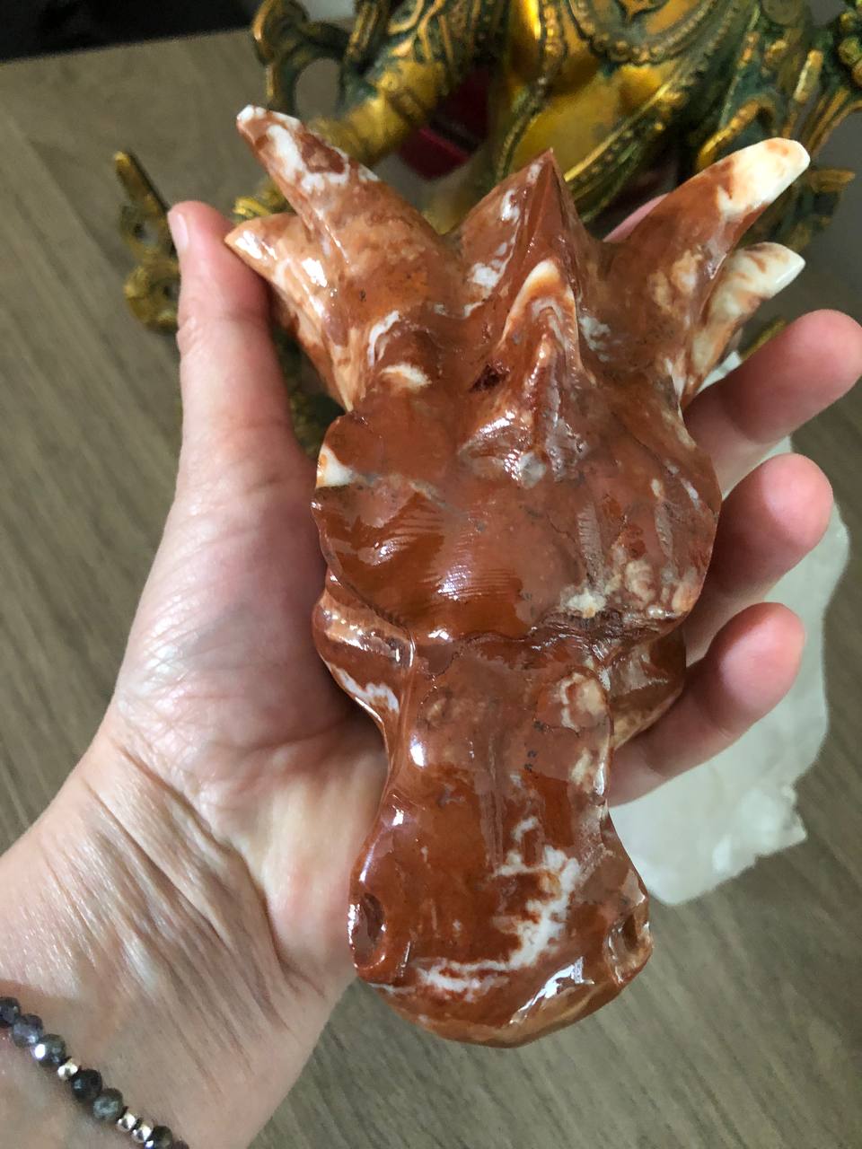 Crâne de dragon en calcite ambrée