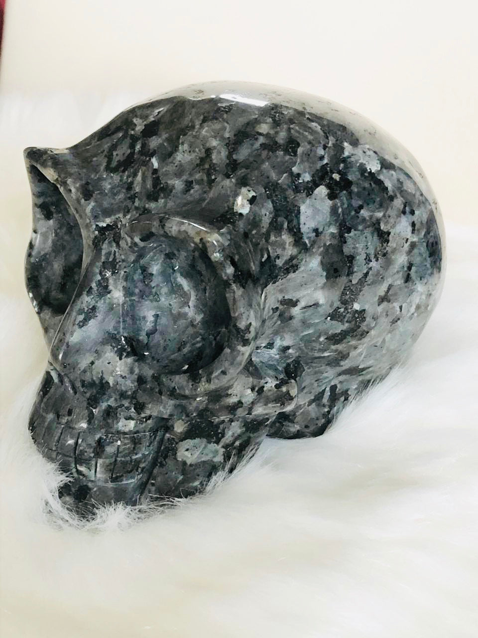 Crâne de cristal stellaire en larvikite