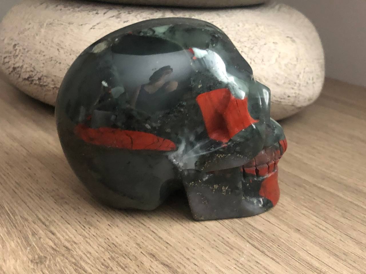 Crâne de cristal en jaspe héliotrope