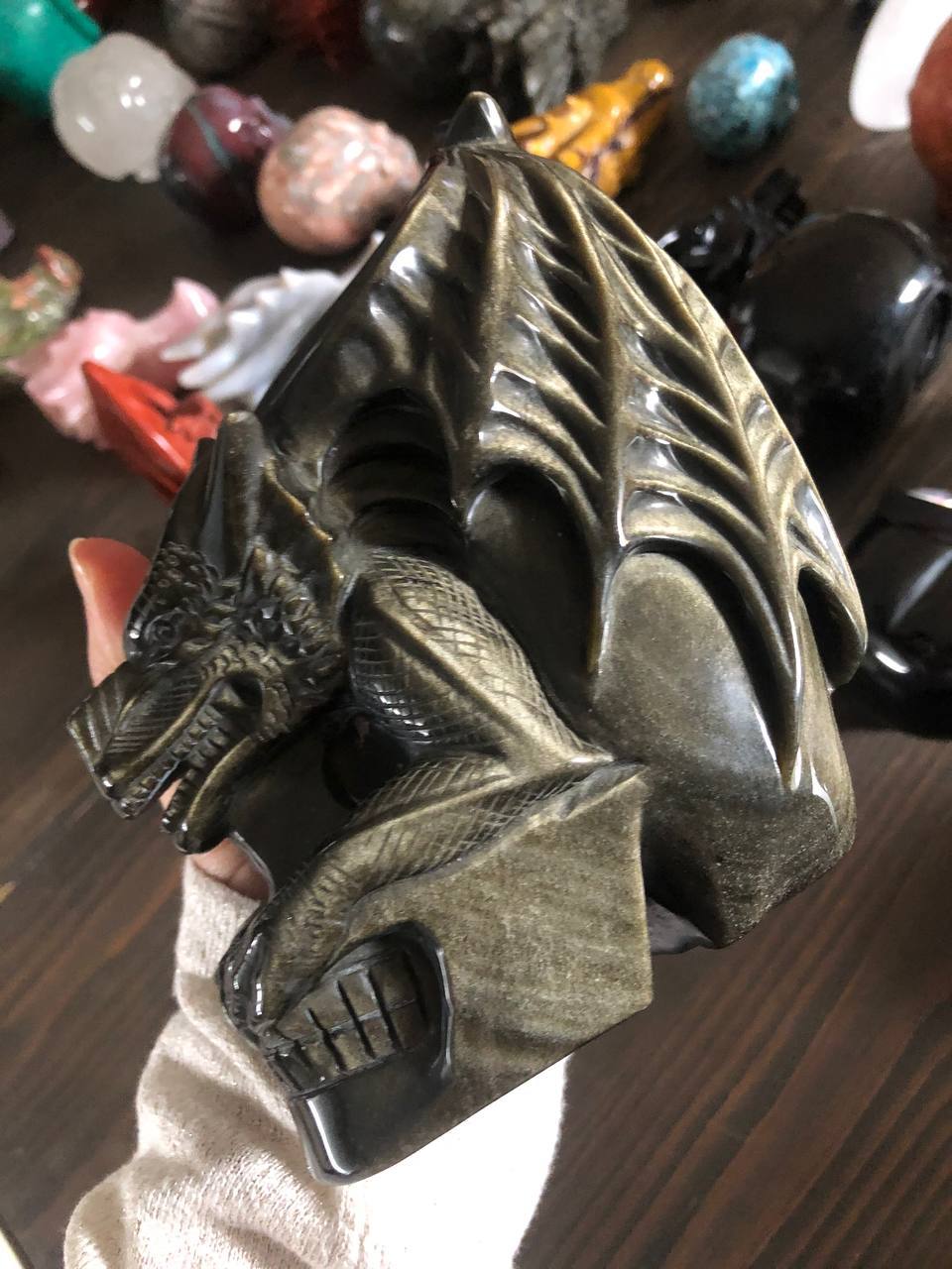 Crâne de cristal avec dragon en obsidienne dorée