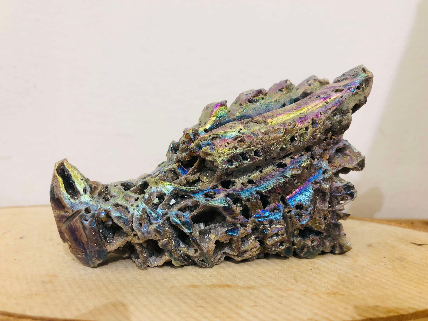 Crâne de dragon de cristal en Sphalerite aura