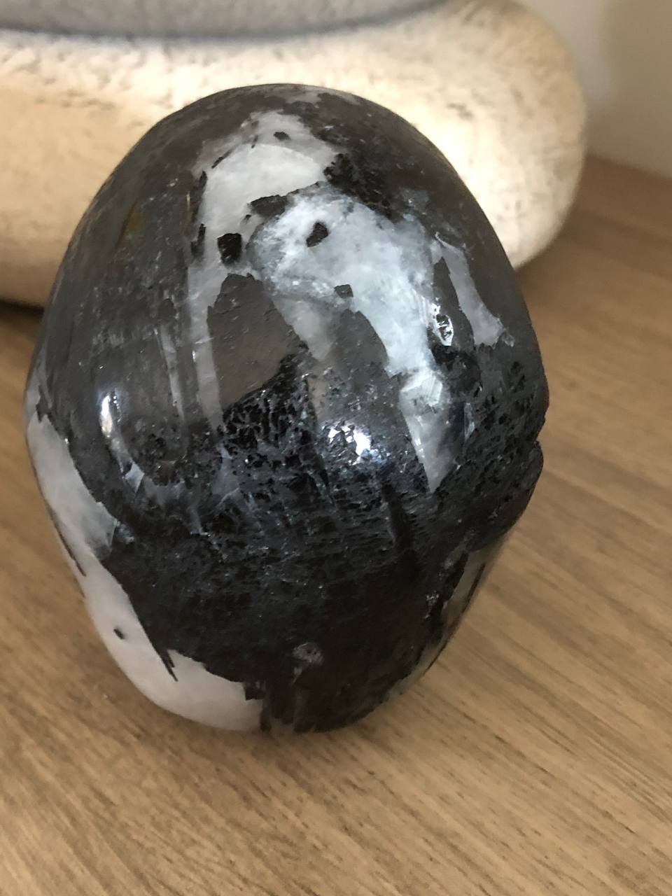Crâne en tourmaline noire et cristal de roche