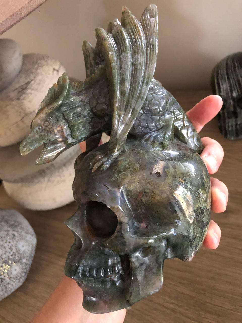 Crâne de cristal et son dragon en jaspe océan